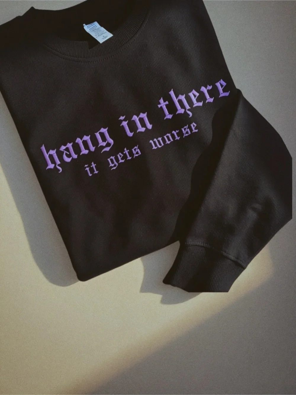 Black Graphic Sweatshirt 🖤 “Hang in There It Gets Worse” • Unisex L